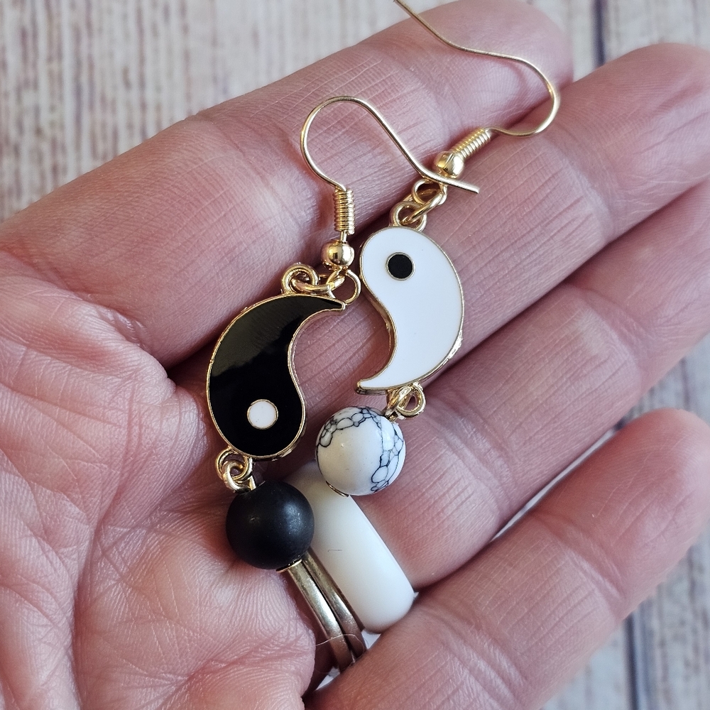 NWT Black White & Gold Yin & Yang Dangle Earrings